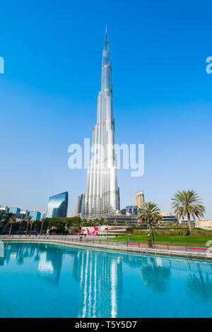 DUBAI, VAE - 24. FEBRUAR 2019: Burj Khalifa oder Khalifa Tower ist ein Wolkenkratzer und das höchste Gebäude der Welt in Dubai, VAE Stockfoto