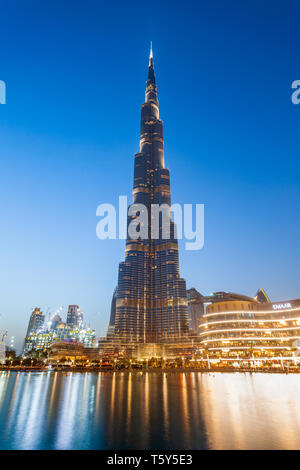 DUBAI, VAE - 24. FEBRUAR 2019: Burj Khalifa oder Khalifa Tower ist ein Wolkenkratzer und das höchste Gebäude der Welt in Dubai, VAE Stockfoto