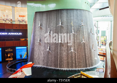 DUBAI, VAE - 25. FEBRUAR 2019: Wasserfall in der Dubai Mall in VAE Stockfoto
