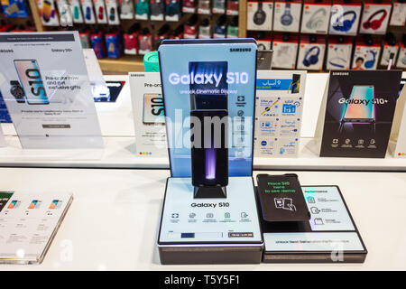 DUBAI, VAE - 25. FEBRUAR 2019: Samsung Galaxy S10 Smartphone Samsung Store in der Dubai Mall Stockfoto