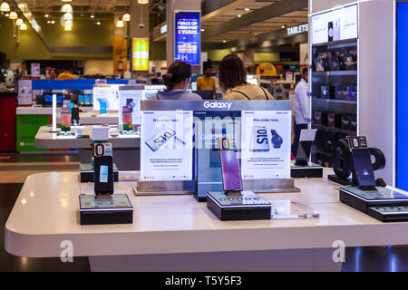 DUBAI, VAE - 25. FEBRUAR 2019: Samsung Galaxy S10 Smartphone Samsung Store in der Dubai Mall Stockfoto