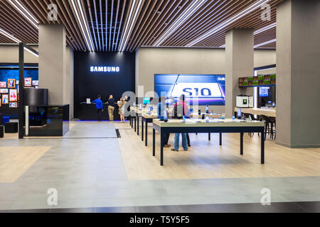 DUBAI, VAE - 25. FEBRUAR 2019: Samsung Galaxy S10 Smartphone Samsung Store in der Dubai Mall Stockfoto