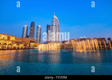 DUBAI, VAE - 25. FEBRUAR 2019: Brunnen und Dubai Mall, das größte Einkaufszentrum der Welt in Dubai in den Vereinigten Arabischen Emiraten entfernt Stockfoto