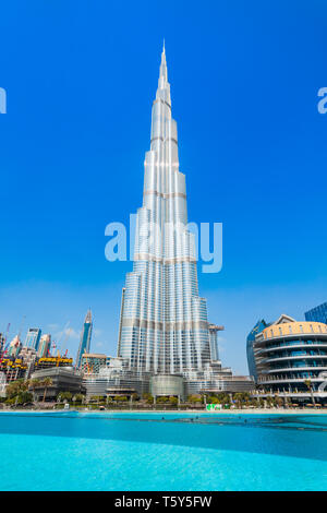 DUBAI, VAE - 26. FEBRUAR 2019: Burj Khalifa oder Khalifa Tower ist ein Wolkenkratzer und das höchste Gebäude der Welt in Dubai, VAE Stockfoto