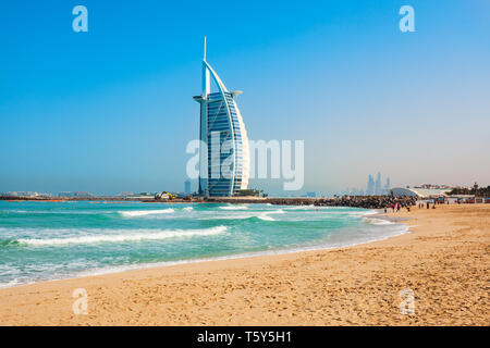 DUBAI, VAE - 27. FEBRUAR 2019: Luxushotel Burj Al Arab und Jumeirah Strand in der Stadt Dubai in den VEREINIGTEN ARABISCHEN EMIRATEN Stockfoto