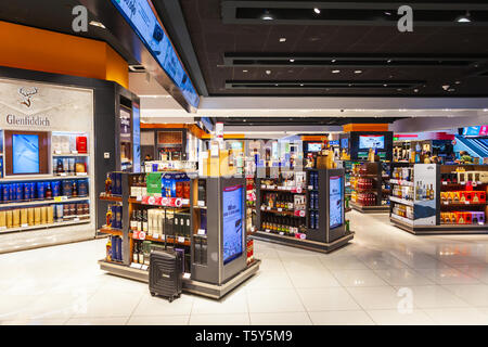 DUBAI, VAE - MÄRZ 02, 2019: Alkohol Shop in den Duty Free Zone in den Internationalen Flughafen von Dubai in den VEREINIGTEN ARABISCHEN EMIRATEN Stockfoto