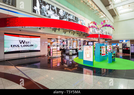 DUBAI, VAE - MÄRZ 02, 2019: Parfüm Shop im Duty Free Zone in den Internationalen Flughafen von Dubai in den VEREINIGTEN ARABISCHEN EMIRATEN Stockfoto