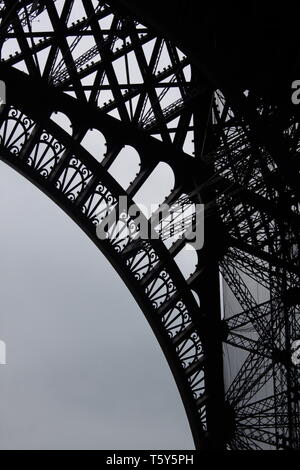 Detail der Eiffelturm in Schwarz und Weiß Stockfoto