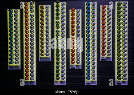 TORONTO, KANADA-29 Mar 2019 - Blick auf eine Anzeige der bunten Einzeldosis von Nespresso Kaffeekapseln. Stockfoto