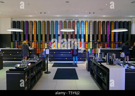 TORONTO, KANADA-29 Mar 2019 - Blick auf eine Anzeige der bunten Einzeldosis von Nespresso Kaffeekapseln. Stockfoto