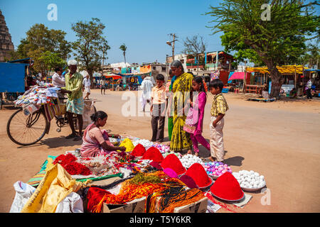 HAMPI, INDIEN - 21. FEBRUAR 2012: Holi Pulver Farben auf dem lokalen Markt in Indien Stockfoto