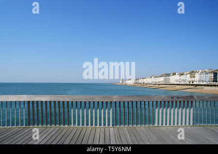 Direkt am Meer Blick auf St Leonards-on-Sea an der Küste von East Sussex, Blick nach Westen von Hastings Pier Stockfoto