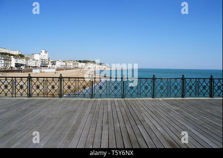 Hastings Strandpromenade von Hastings Pier an der Südküste von England, Osten mit Blick auf die Altstadt Stockfoto