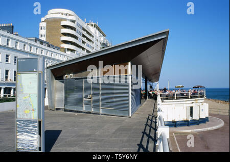 Direkt am Meer in St Leonards On Sea, East Sussex GROSSBRITANNIEN, mit dem Azur Bar Restaurant, und Marine Court im Hintergrund Stockfoto