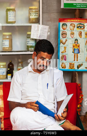 GOA, INDIEN - 18. NOVEMBER 2011: Ayurvedische Arzt an der örtlichen Klinik in Arambol Dorf in Nord Goa in Indien Stockfoto