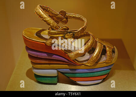TORONTO, KANADA-29 Mar 2019 - Blick auf vintage Ferragamo Schuhe Bata Shoe Museum, das der Geschichte der Fußbekleidung in der Innenstadt von Toronto gewidmet Stockfoto