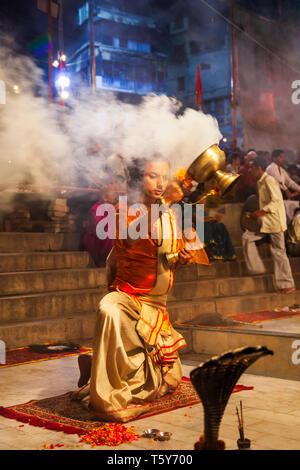 VARANASI, INDIEN - 11. APRIL 2012: Ganga Aarti ist eine Zeremonie der Fluss Göttin Ganga bei Dashaswamedh Ghat in Varanasi, Indien zu Ehren Stockfoto