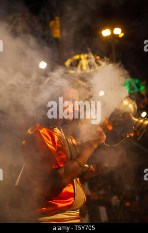 VARANASI, INDIEN - 11. APRIL 2012: Ganga Aarti ist eine Zeremonie der Fluss Göttin Ganga bei Dashaswamedh Ghat in Varanasi, Indien zu Ehren Stockfoto