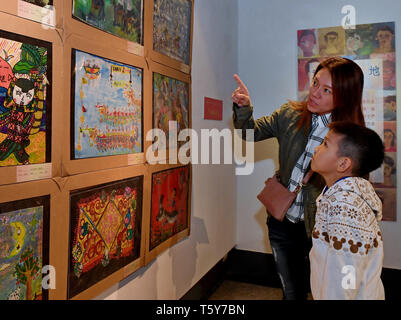 Von Taipeh, Taiwan. 27 Apr, 2019. Besucher sehen Kunstwerke von Kindern aus beiden Seiten der Meerenge von Taiwan, Taipei, Südosten Chinas Taiwan, 27. April 2019. Die art Show trat weg hier am Samstag, präsentiert fast 300 Kunstwerke. Credit: Zhang Guojun/Xinhua/Alamy leben Nachrichten Stockfoto