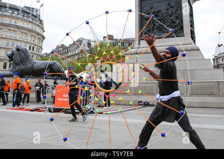 Trafalgar Square. London, Großbritannien. 27. April 2019. - Mitglieder des Gatka - Die Sikh Kampfkunst in Trafalgar Square während der Vaisakhi Festival feiern. Die Vaisakhi Festival ist ein religiöses Fest, dass die Sikh neue Jahr markiert. Feiern in diesem Jahr fand am 14. April, erinnert an den Beginn des Sikhismus als kollektive Glauben und Londons Feiern sind eine Chance für Menschen aus allen Volksgruppen, Religionen und Herkunft ein Festival, das durch die Sikhs, die leben in der Hauptstadt gefeiert wird und über 20 Millionen Menschen auf der ganzen Welt zu erleben. Credit: Dinendra Haria/ Stockfoto