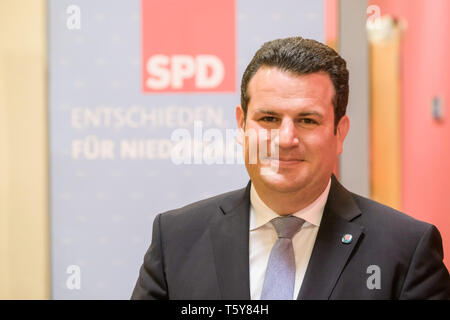 Deutschland. 27. April 2019, Niedersachsen, Wolfenbüttel: Hubertus Heil (SPD), Bundesminister für Arbeit und Soziales und der Vorsitzende des SPD-Bezirks Braunschweig, steht vor ein Logo seiner Partei nach seiner Wiederwahl auf dem Parteitag des SPD-Bezirks Braunschweig. Heil, der Vorsitzender in Braunschweig Seit etwa zehn Jahren wurde, hatte ursprünglich Anfang April angekündigt, dass er über die Position der Hand würde. Foto: Clemens Heidrich/dpa Stockfoto