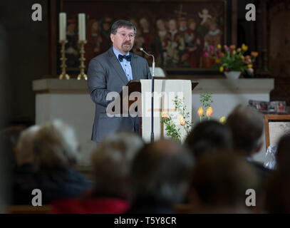 Deutschland. 27. April 2019, Sachsen-Anhalt, Halle (Saale): Karsten Müller, einer der drei Kandidaten für die Nachfolge Der Landesbischof der evangelischen Kirche in Mitteldeutschland (EKM), stellt sich in der Marktkirche Unser Lieben Frauen in Halle/Saale. Der neue Staat Bischof oder der neue Staat Bischof wird bei der Landessynode in Drübeck Kloster (09.-11.05.2019) gewählt. Die offizielle Einweihung wird dann am 07. September im Magdeburger Dom. Foto: Hendrik Schmidt/dpa-Zentralbild/dpa Stockfoto