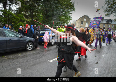 Marsden, in der Nähe von Huddersfield, West Yorkshire, UK. 27. April 2019. UK Wetter. Die Marsden Cuckoo Festival findet jedes Jahr an einem Samstag im April, wenn das Dorf feiert die Ankunft des Frühlings. Die Geschichte geht, dass die Einheimischen versuchten die Feder für immer behalten, indem sie einen Turm um den ersten Kuckuck zu kommen, aber es hat die Flucht vor der letzten Steine gelegt wurden. Foto: Simon Maycock/Alamy leben Nachrichten Stockfoto