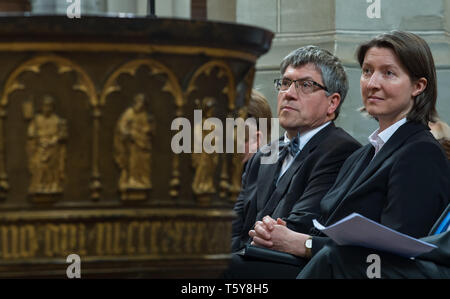 Deutschland. 27. April 2019, Sachsen-Anhalt, Halle (Saale): Friedrich Kramer und Ulrike Weyer, zwei von drei Kandidaten für die Nachfolge Der Landesbischof der evangelischen Kirche in Mitteldeutschland (EKM), Sitzen in der Marktkirche Unser Lieben Frauen in Halle/Saale. Der neue Staat Bischof oder der neue Staat Bischof wird bei der Landessynode in Drübeck Kloster (09.-11.05.2019) gewählt. Die offizielle Einweihung wird dann am 07. September im Magdeburger Dom. Foto: Hendrik Schmidt/dpa-Zentralbild/dpa Stockfoto