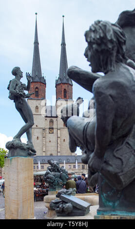 Deutschland. 27. April 2019, Sachsen-Anhalt, Halle (Saale): die Türme der Marktkirche Unser Lieben Frauen in Halle/Saale vom Hallmarkt gesehen werden. In der Marktkirche die drei Kandidaten für die Nachfolge Der Landesbischof der evangelischen Kirche in Mitteldeutschland (EKM) stellen sich vor. Der neue Staat Bischof oder der neue Staat Bischof wird bei der Landessynode in Drübeck Kloster (09.-11.05.2019) gewählt. Die offizielle Einweihung wird dann am 07. September im Magdeburger Dom. Foto: Hendrik Schmidt/dpa-Zentralbild/ZB Stockfoto