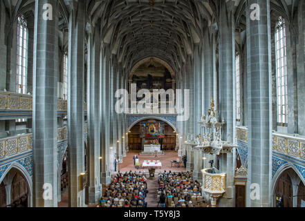 Deutschland. 27. April 2019, Sachsen-Anhalt, Halle (Saale): Besucher der Marktkirche Unser Lieben Frauen in Halle/Saale folgen die Vorstellung der Kandidaten für die Nachfolge Der Landesbischof der evangelischen Kirche in Mitteldeutschland (EKM). Der neue Staat Bischof oder der neue Staat Bischof wird bei der Landessynode in Drübeck Kloster (09.-11.05.2019) gewählt. Die offizielle Einweihung wird dann am 07. September im Magdeburger Dom. Foto: Hendrik Schmidt/dpa-Zentralbild/dpa Stockfoto