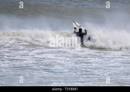 Newhaven, UK. Samstag, 27. April 2019. Surfer die Wellen in den geschützten Newhaven Hafen machen als Sturm Hannah das Sussex coast Hits, © Jason Richardson/Alamy leben Nachrichten Stockfoto