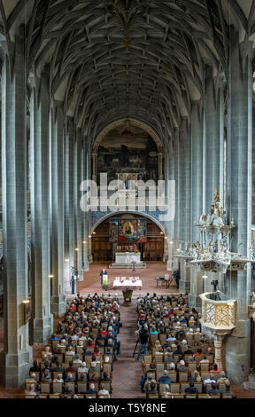 Deutschland. 27. April 2019, Sachsen-Anhalt, Halle (Saale): Besucher der Marktkirche Unser Lieben Frauen in Halle/Saale folgen die Vorstellung der Kandidaten für die Nachfolge Der Landesbischof der evangelischen Kirche in Mitteldeutschland (EKM). Der neue Staat Bischof oder der neue Staat Bischof wird bei der Landessynode in Drübeck Kloster (09.-11.05.2019) gewählt. Die offizielle Einweihung wird dann am 07. September im Magdeburger Dom. Foto: Hendrik Schmidt/dpa-Zentralbild/dpa Stockfoto