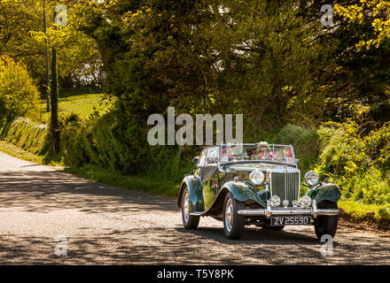 Crosshaven, Cork, Irland. 27.April 2019. Chris und Anne O'Mahony in Ihren 1953 umstellbare MG TD, da sie für einen Spin als Teil der Crosshaven Veteran, Oldtimer Motor Club von Crosshaven, Glengarriff, Co Cork, Irland. Quelle: David Creedon/Alamy leben Nachrichten Stockfoto