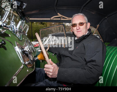 Crosshaven, Cork, Irland. 27.April 2019. Chris O'Mahony am Steuer seines 1953 umstellbare MG TD vor Verlassen als Teil der Crosshaven Veteran, Oldtimer Motor Club von Crosshaven, Glengarriff, Co Cork, Irland. Quelle: David Creedon/Alamy leben Nachrichten Stockfoto