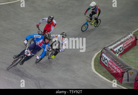 Manchester, Großbritannien. 27.April 2019, nationale Radfahren Centre, Manchester, England; UCI BMX Supercross-WM, Tag 1; Adam Simon führt seine Wärme Stockfoto