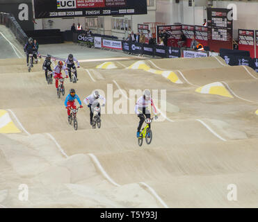 Manchester, Großbritannien. 27.April 2019, nationale Radfahren Centre, Manchester, England; UCI BMX Supercross-WM, Tag 1; Kye Whyte führt das Feld in seiner Wärme Stockfoto