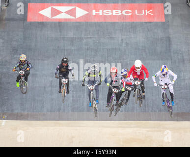 Manchester, Großbritannien. 27.April 2019, nationale Radfahren Centre, Manchester, England; UCI BMX Supercross-WM, Tag 1; Felicia Stancil führt Lauren Reynolds in ihrer Hitze Stockfoto