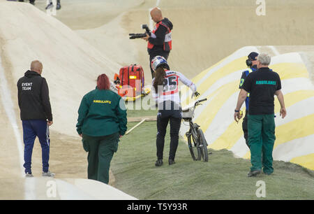 Manchester, Großbritannien. 27.April 2019, nationale Radfahren Centre, Manchester, England; UCI BMX Supercross-WM, Tag 1; SAE Hatakeyama zieht sich nach ihrer Hitze Absturz Stockfoto