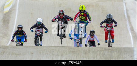 Manchester, Großbritannien. 27.April 2019, nationale Radfahren Centre, Manchester, England; UCI BMX Supercross-WM, Tag 1; Bethanien Shriever führt ihre Wärme Stockfoto