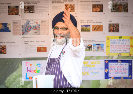 Trafalgar Square, London, UK, 27. April 2019. Ein langar Kochvorführung. Vaisakhi Festival, ein Fest der Sikh Kultur und Erbe nochmals zurück zum Trafalgar Square. Highlights sind die bunten Bühnenprogramm von kirtan und Dharma Musik, sowie Lebensmittel- und Kochvorführungen. Credit: Imageplotter/Alamy leben Nachrichten Stockfoto