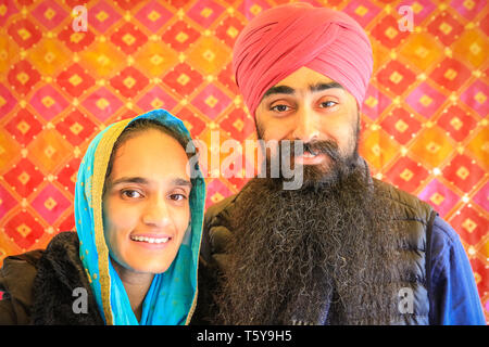 Trafalgar Square, London, UK, 27. April 2019. Die Besitzer der Panjabi Anzug Shop haben ihren Stall in hellen indischen Stoffen. Vaisakhi Festival, ein Fest der Sikh Kultur und Erbe nochmals zurück zum Trafalgar Square. Highlights sind die bunten Bühnenprogramm von kirtan und Dharma Musik, sowie Lebensmittel- und Kochvorführungen. Credit: Imageplotter/Alamy leben Nachrichten Stockfoto