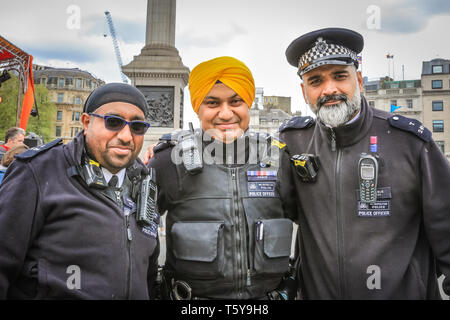 Trafalgar Square, London, UK, 27. April 2019. Sikh Polizisten und Offiziere melden Sie ihren Kolleginnen und Kollegen in die Bewachung der Veranstaltung. Vaisakhi Festival, ein Fest der Sikh Kultur und Erbe nochmals zurück zum Trafalgar Square. Highlights sind die bunten Bühnenprogramm von kirtan und Dharma Musik, sowie Lebensmittel- und Kochvorführungen. Credit: Imageplotter/Alamy leben Nachrichten Stockfoto