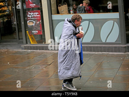 Manchester, Großbritannien. 27. April 2019. Armut gefährdeten Menschen verlassen und leben auf den Straßen in Manchester, UK, 27. April 2019 (C) Barbara Cook/Alamy leben Nachrichten Stockfoto