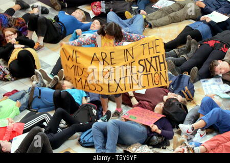 Glasgow, Schottland, Großbritannien, 27. April 2019. Kelvingrove Kunstgalerie und Museum sah eine Copycat Protest gegen den Klimawandel zu den Blauen Wal in London als dippy der Diplodocus sah eine Aussterben Rebellion Klimawandel Demonstranten hinlegen Protest ie "Sterben", über die Erde vergiftet wurden. Gerard Fähre / alamy Leben Nachrichten Stockfoto