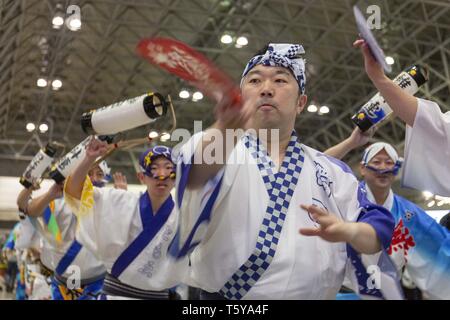Chiba, Japan. 27 Apr, 2019. Eisa-Tänzer während des Niconico Chokaigi Festival im Makuhari Messe Convention Center. Die jährlichen Niconico Chokaigi ist durch Japans größte soziale Video website Niconico organisiert virtuelle Niconico's Welt im realen Leben zu schaffen. Die Ausstellung vereint traditionelle Japanische Kultur Künstler, Video gamers, Anime, J-Pop Musiker und Cosplayer. Veranstalter Anspruch 150.000 Besucher während der zweitägigen Festival zu gewinnen. Credit: Rodrigo Reyes Marin/ZUMA Draht/Alamy leben Nachrichten Stockfoto