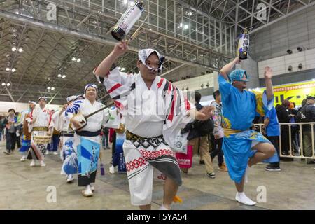 Chiba, Japan. 27 Apr, 2019. Eisa-Tänzer während des Niconico Chokaigi Festival im Makuhari Messe Convention Center. Die jährlichen Niconico Chokaigi ist durch Japans größte soziale Video website Niconico organisiert virtuelle Niconico's Welt im realen Leben zu schaffen. Die Ausstellung vereint traditionelle Japanische Kultur Künstler, Video gamers, Anime, J-Pop Musiker und Cosplayer. Veranstalter Anspruch 150.000 Besucher während der zweitägigen Festival zu gewinnen. Credit: Rodrigo Reyes Marin/ZUMA Draht/Alamy leben Nachrichten Stockfoto