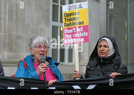 Manchester, Großbritannien. 27. April 2019. Stand bis zu Rassismus Mitkämpfer von North West Europaabgeordneter Julie Ward in einer Kundgebung fordern die Menschen nicht für Tommy Robinson, der ehemalige Führer der English Defence League, die sich in der North West europäischen Wahlen steht zu stimmen. St Peters Square, Manchester, UK, 27. April 2019 (C) Barbara Cook/Alamy Live News Credit: Barbara Koch/Alamy leben Nachrichten Stockfoto