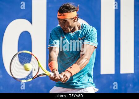 Barcelona, Katalonien, Spanien. 27 Apr, 2019. Barcelona,. 27. April 2019: DOMINIC THIEM (AUT) Gibt den Ball zu Raphael Nadal (ESP) während der 6. Tag des 'Barcelona Open Banc Sabadell' 2019. (Bild: © Matthias OesterleZUMA Draht) Stockfoto