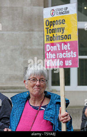 Manchester, Großbritannien. 27. April 2019. Stand bis zu Rassismus Mitkämpfer von North West Europaabgeordneter Julie Ward in einer Kundgebung fordern die Menschen nicht für Tommy Robinson, der ehemalige Führer der English Defence League, die sich in der North West europäischen Wahlen steht zu stimmen. St Peters Square, Manchester, UK, 27. April 2019 (C) Barbara Cook/Alamy Live News Credit: Barbara Koch/Alamy leben Nachrichten Stockfoto