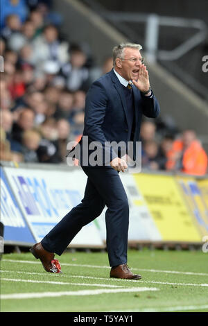 SWANSEA, WALES 27. April Hull City Manager Nigel Adkins während der Sky Bet Championship Match zwischen Swansea City und Hull City in der Liberty Stadium, Swansea am Samstag, 27. April 2019. (Credit: Jeff Thomas | MI Nachrichten) nur die redaktionelle Nutzung, eine Lizenz für die gewerbliche Nutzung erforderlich. Keine Verwendung in Wetten, Spiele oder einer einzelnen Verein/Liga/player Publikationen. Foto darf nur für Zeitung und/oder Zeitschrift redaktionelle Zwecke verwendet werden. Credit: MI Nachrichten & Sport/Alamy leben Nachrichten Stockfoto